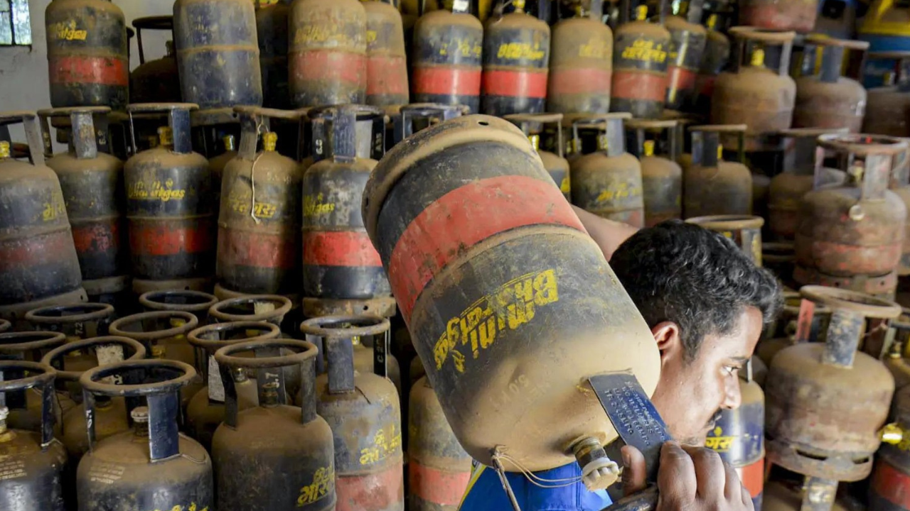 LPG crisis: 7kg or 10kg switch in the offing? dealers wary, consumers worried