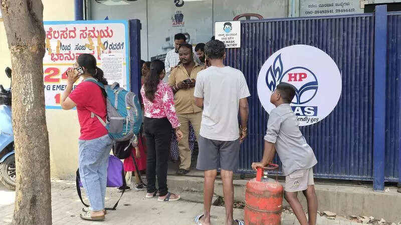 ‘Swalpa adjust maadkoli’: Karntaka minister urges hotels to cope with 10% LPG supply