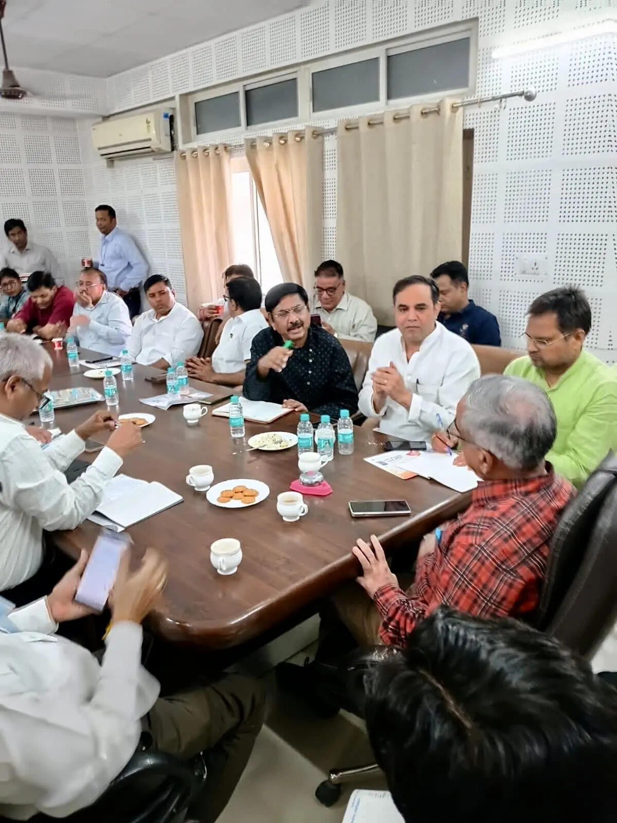 Residents under the Federation of Noida Resident Welfare Associations met senior PVVNL officials on Wednesday