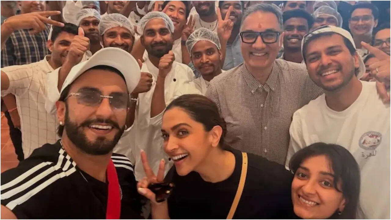 Ranveer-Deepika dosa date at Chowpatty, poses with staff