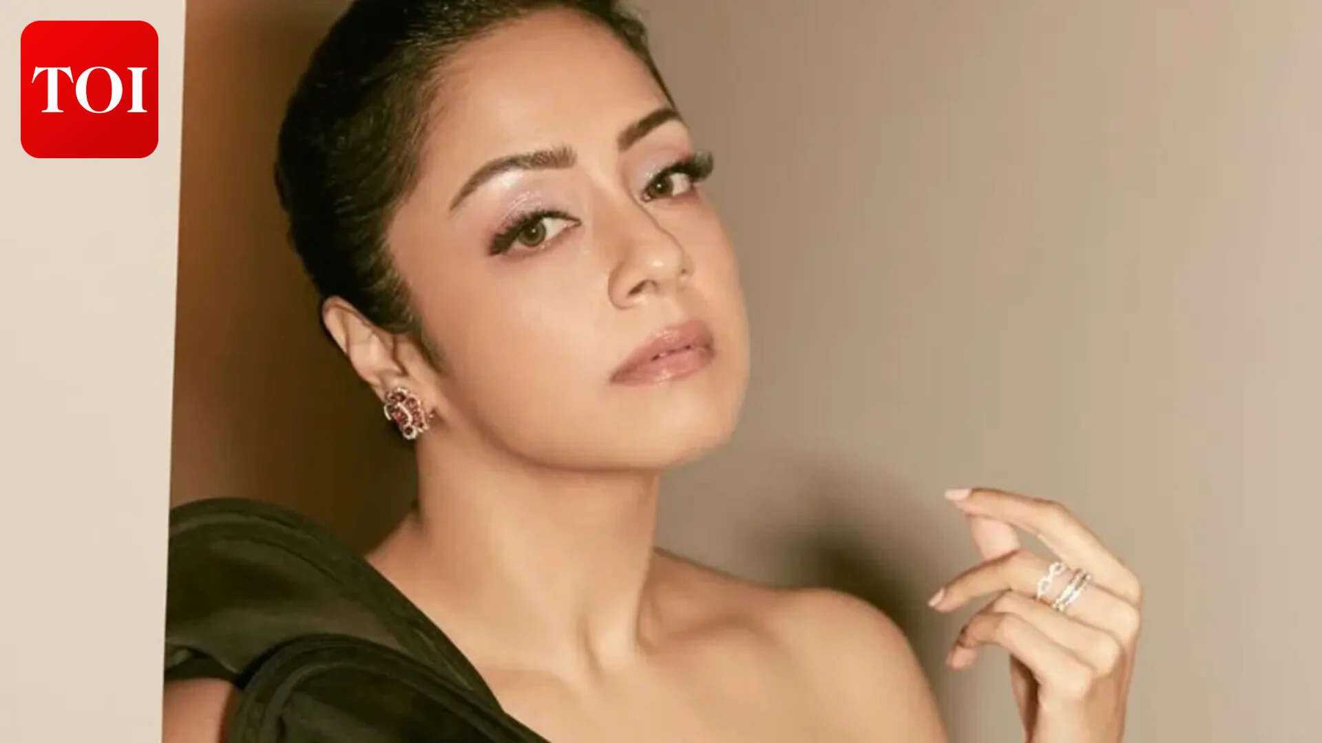 Jyotika shows powerful core strength in the gym