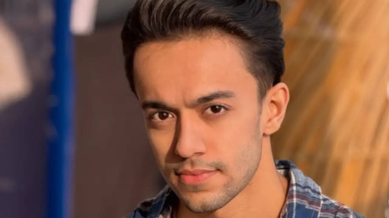 Hirav recalls Flipperachi shoot, says, 'Akshaye Khanna has this amazing aura'