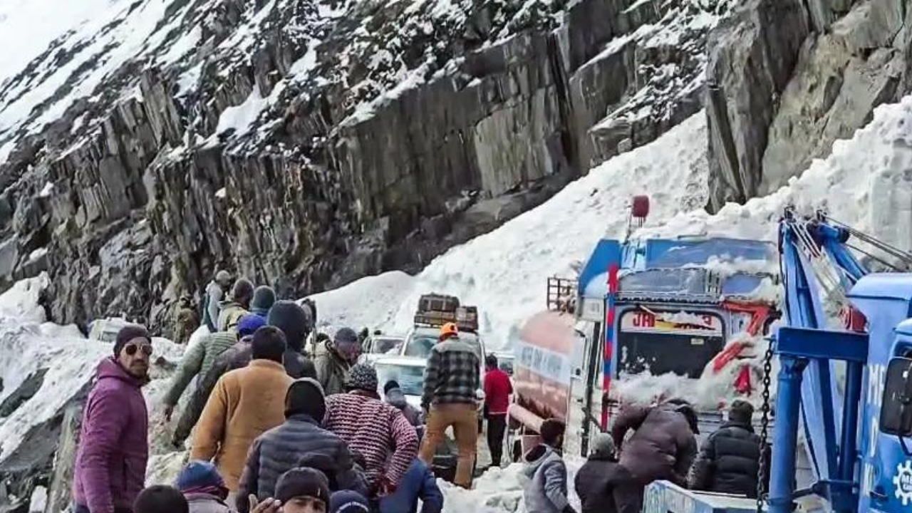7 killed as multiple avalanches hit Srinagar–Leh national highway, several vehicles trapped under snow – top developments