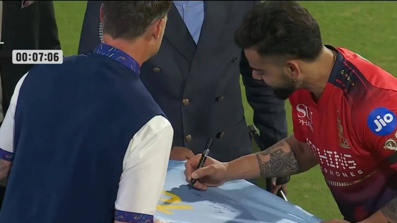 Dale Steyn gets Kohli's autograph on India jersey ahead of RCB vs SRH clash - Watch