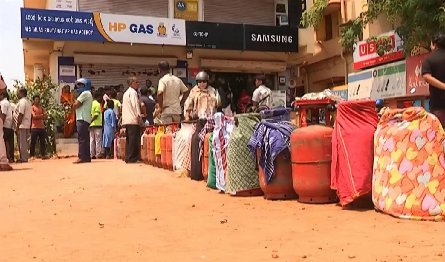 Bhubaneswar LPG shortage: Sundarpada residents accuse distributor of black marketing
