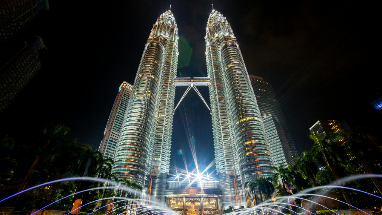 Rivalry breaks records: Malaysia made Japan and South Korea compete to build twin towers and the results shocked everyone