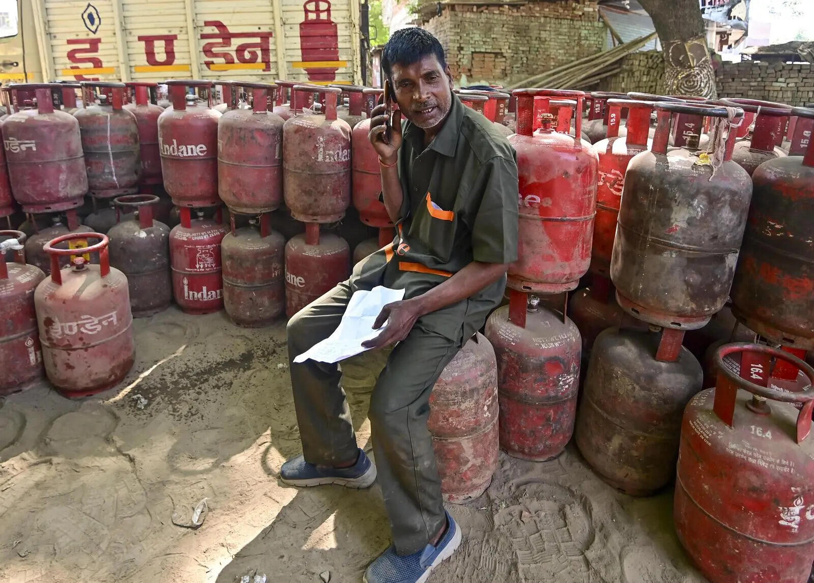 Delhi Police Seize 1,710 LPG Cylinders From Hoarders