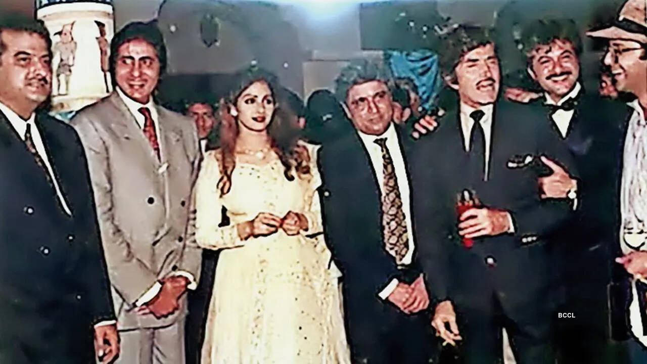 Mishra talks passionately about the time when film premieres were grand where the whole industry came to support the producer and director. Much like in this photo of Amitabh Bachchan, Sridevi,  Javed Akhtar, Raj Kumar, Anil Kapoor and Vidhu Vinod Chopra at the premier of Boney Kapoor’s Roop Ki Rani Choron Ka Raja (1993)