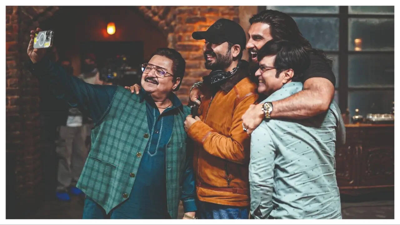 Rakesh Bedi with Aditya Dhar and Ranveer Singh on the sets of Dhurandhar
