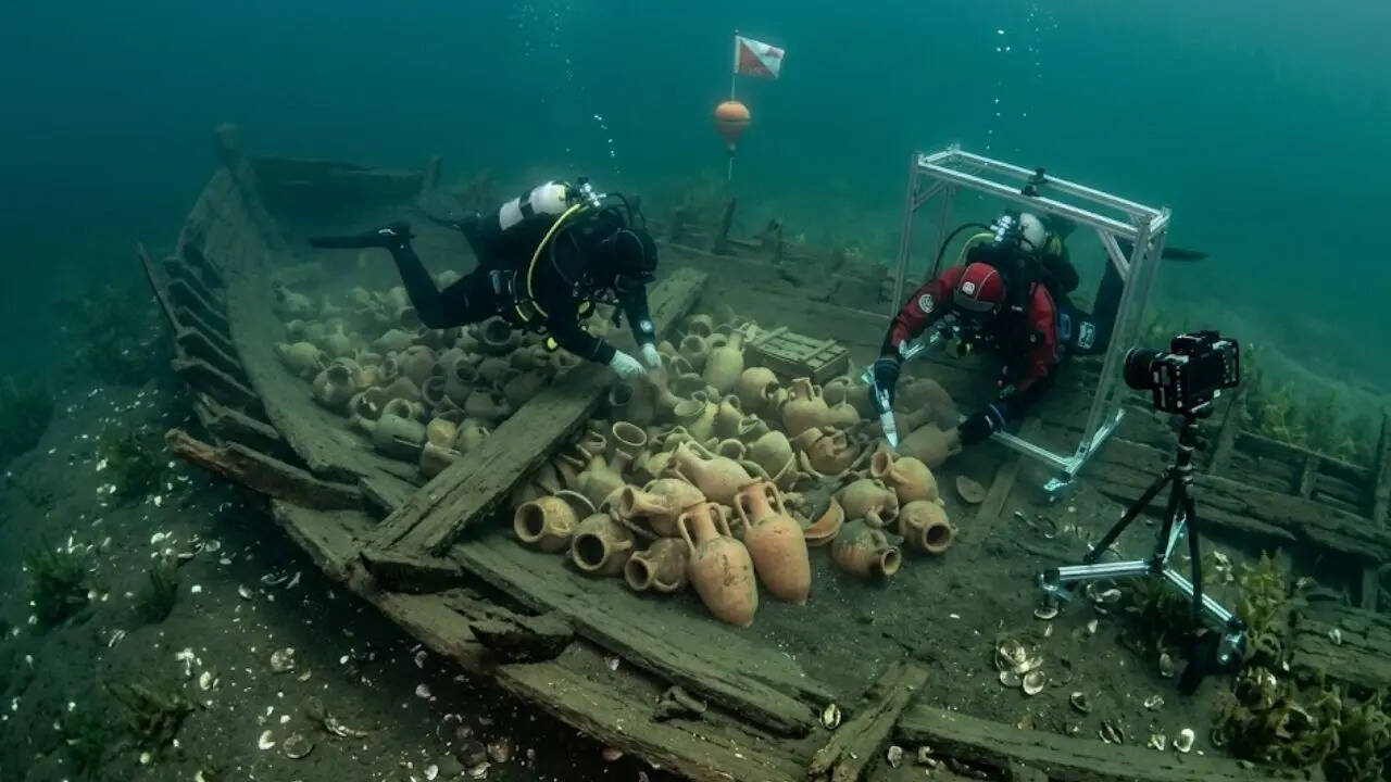 A 2,000-year-old Roman Shipwreck was discovered in Lake Neuchâtel in Switzerland