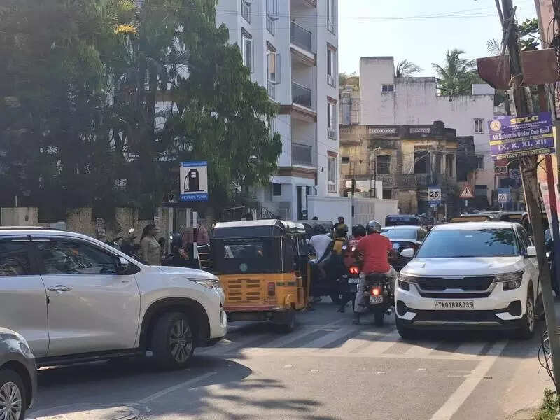 Residents rue traffic, parking chaos in Gopalapuram