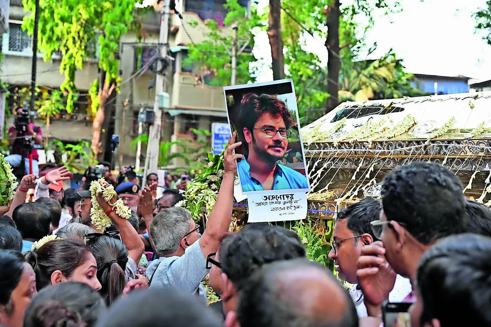 Fans and well-wishers pay their last respects to Rahul at his Bijoygarh residence on Monday afternoon p4_ss_Funeral 3