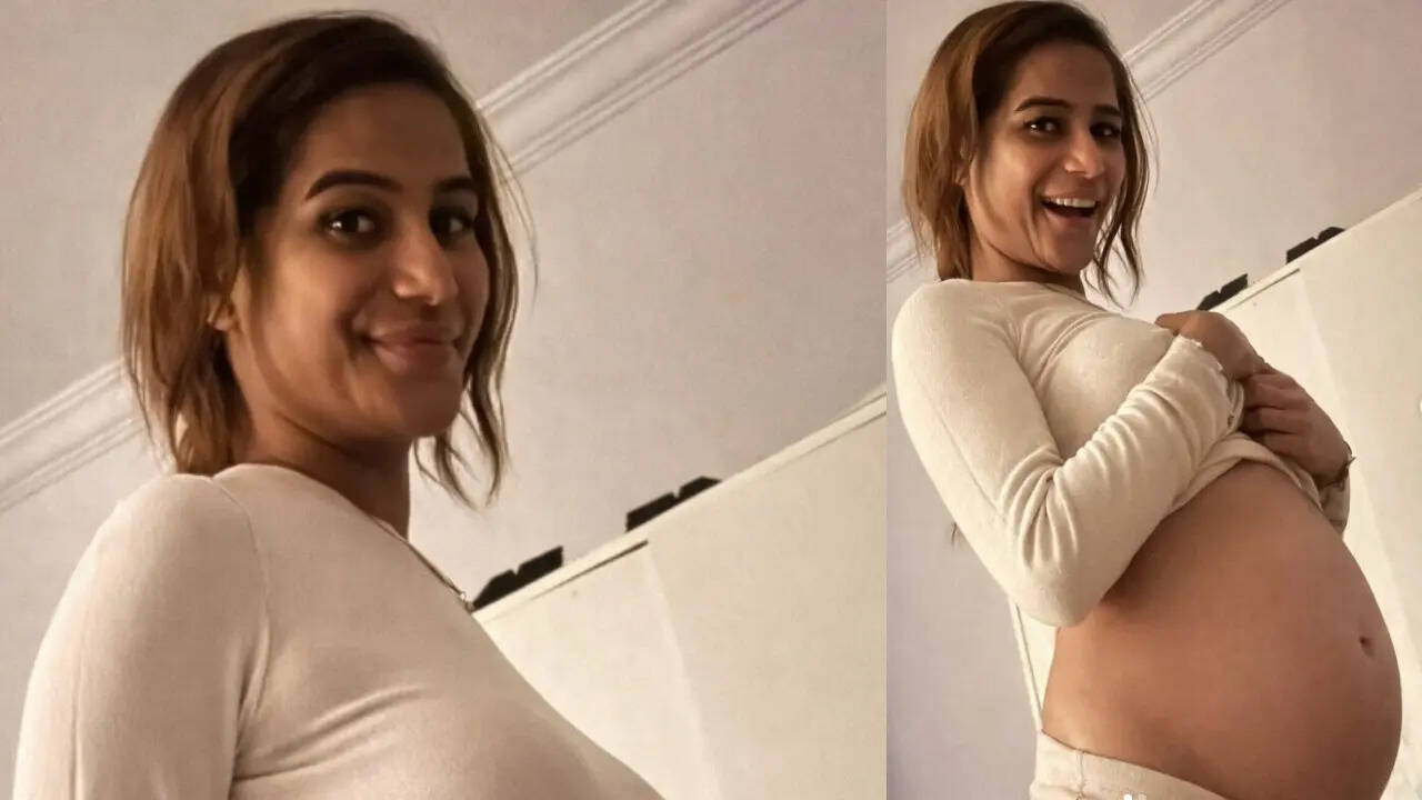 Poonam Pandey flaunts baby bump, did she announce pregnancy?