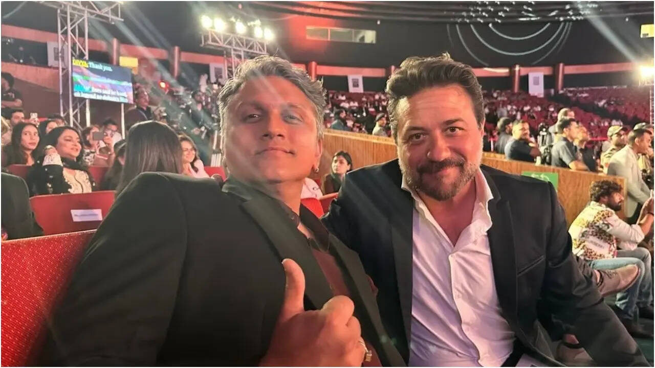 Mohit Suri shares a photo with Money Heist star Enrique Arce