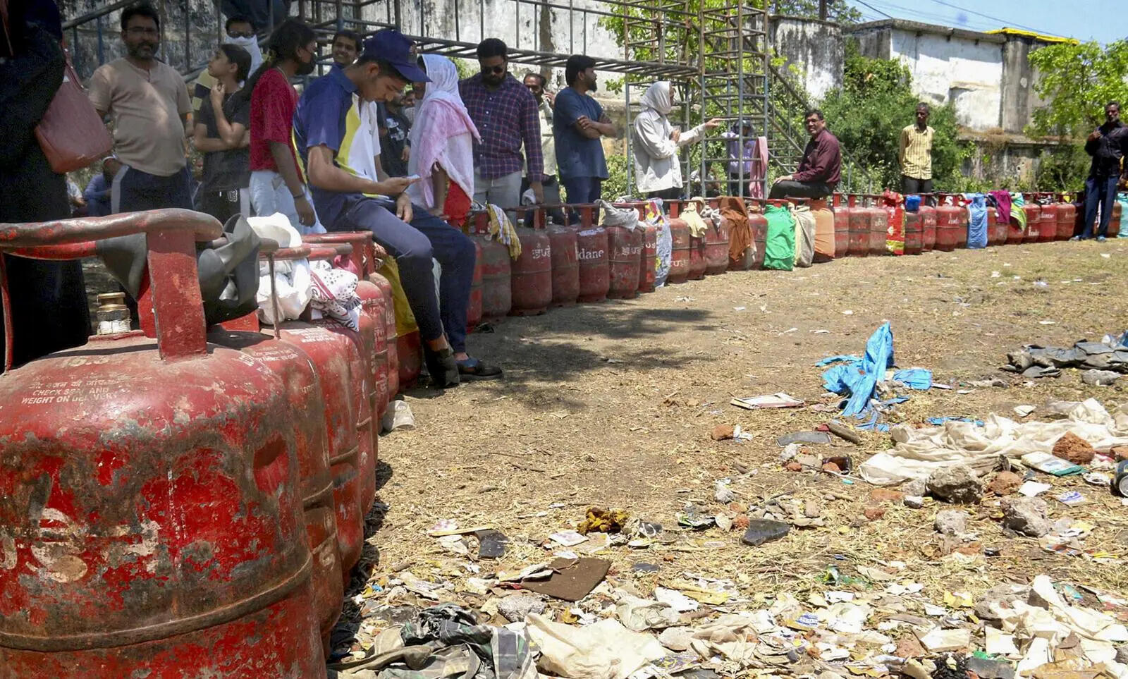 Crackdown on hoarding intensifies: 64 domestic LPG cylinders seized in Badshahpur