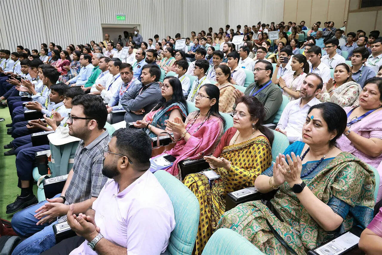 Students, teachers, and education stakeholders listen attentively as Union Education Minister Dharmendra Pradhan addresses the audience during the launch of the CBSE CT & AI curriculum at Vigyan Bhawan, New Delhi. audience at CBSE CT & AI curriculum conference