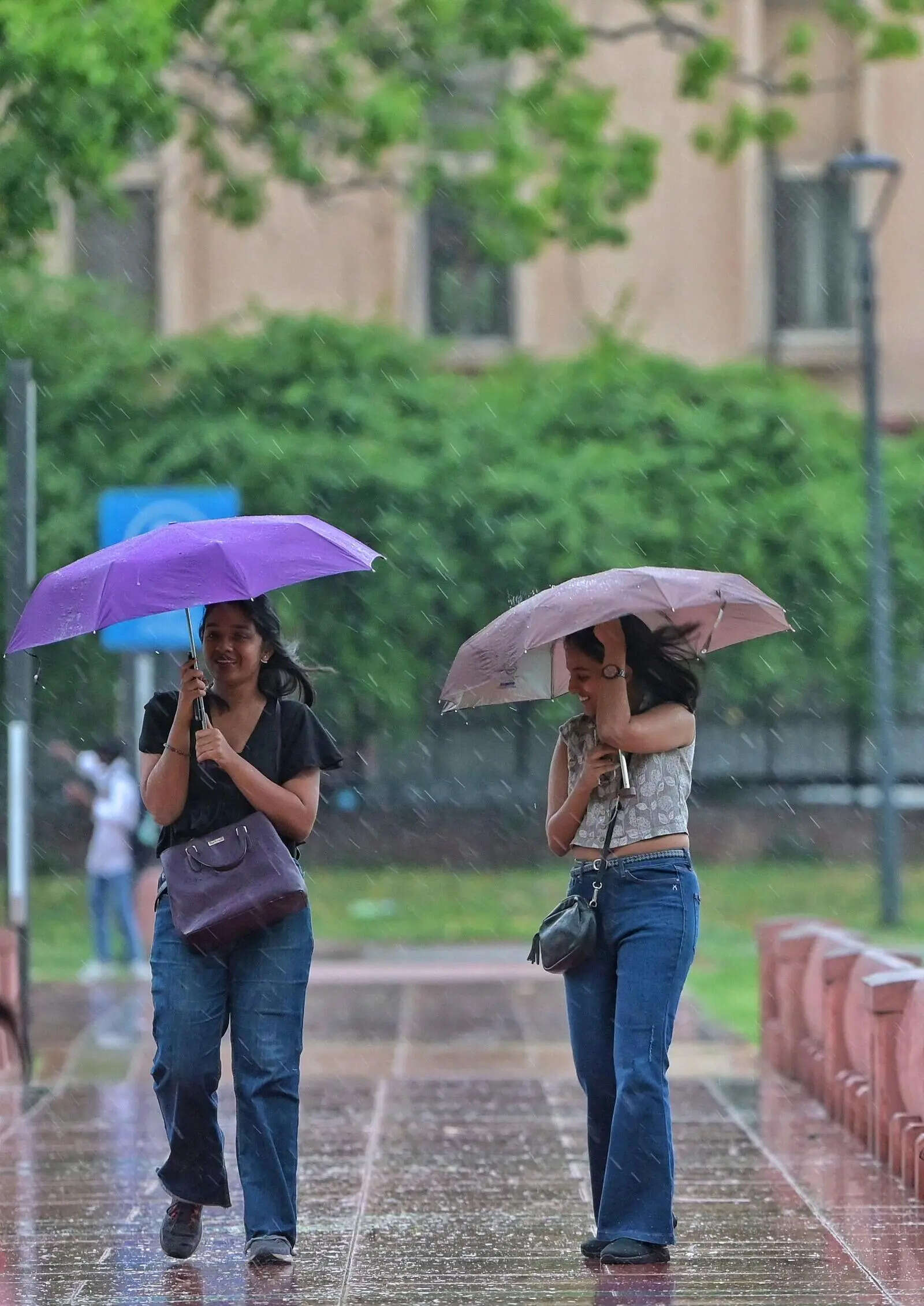 - 31-03-2026 Several spells of light rain took place in Delhi on Tuesday evening