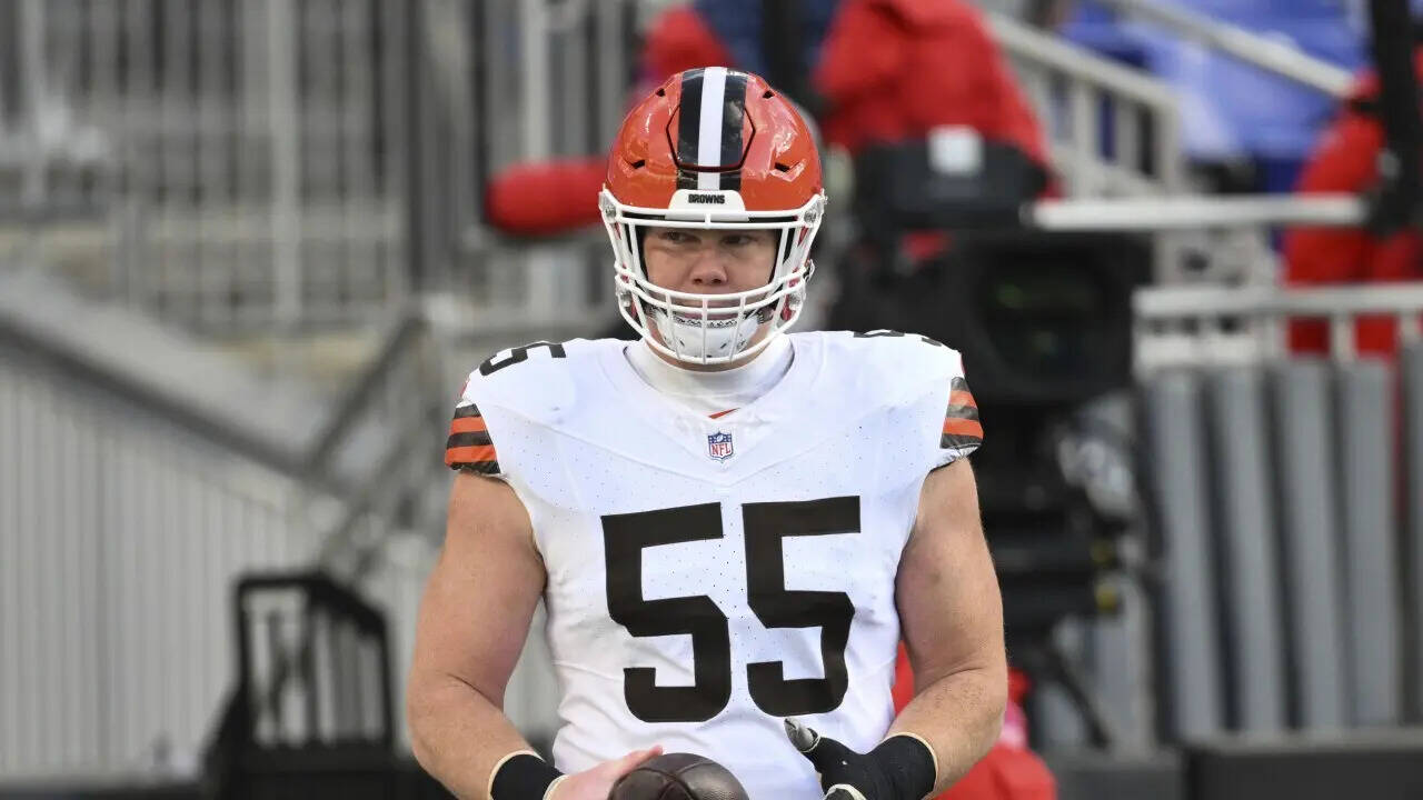 Cleveland Browns center Ethan Pocic (55)