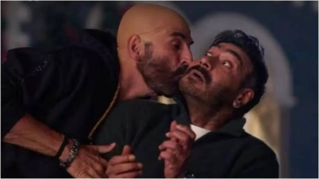 Akshay kisses Ajay in his birthday wish for the actor