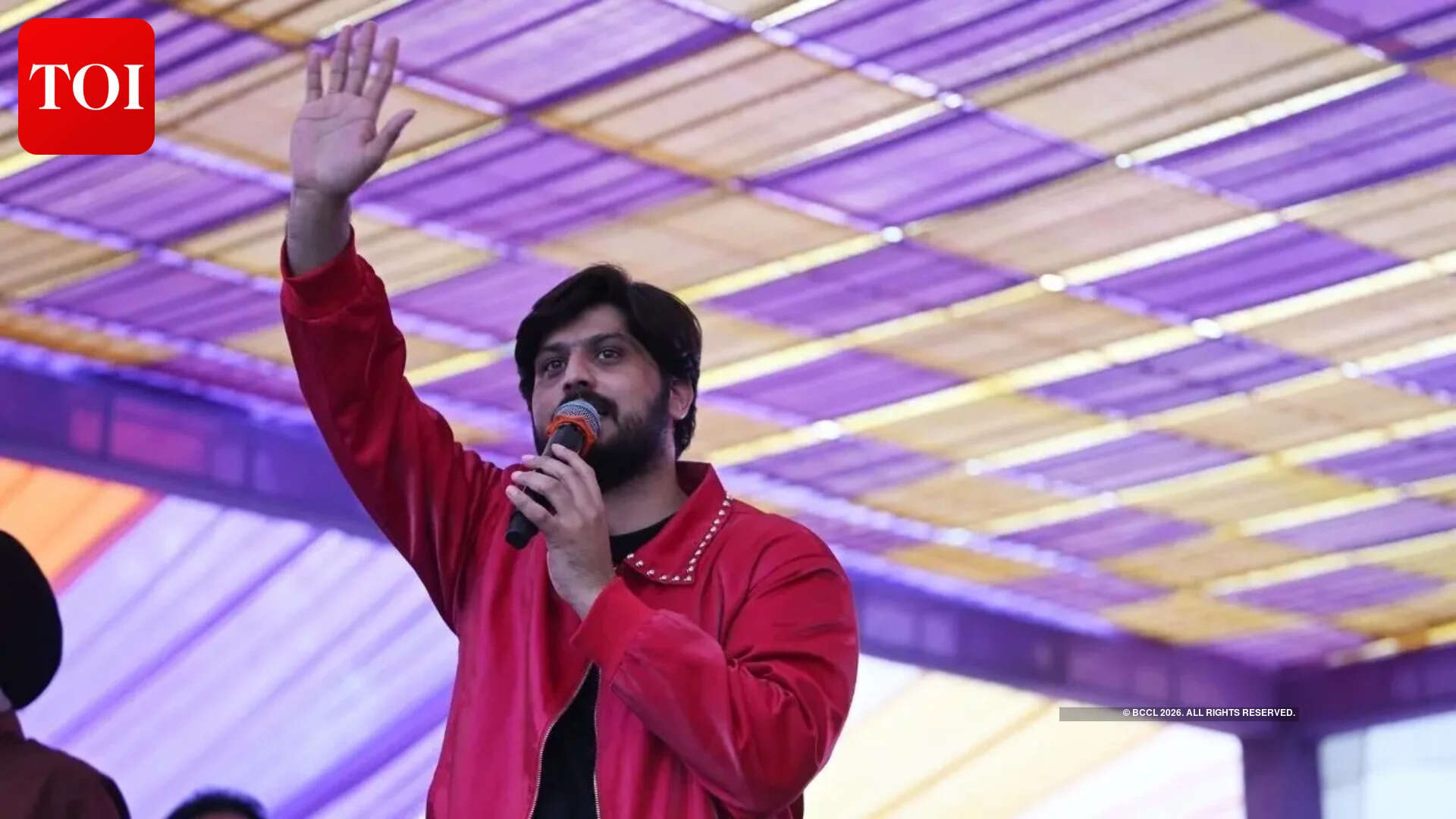 "Dil ni kar raha jaan nu par phir milenge kisi show mein," Gurnam said as he waved to the crowd as he left