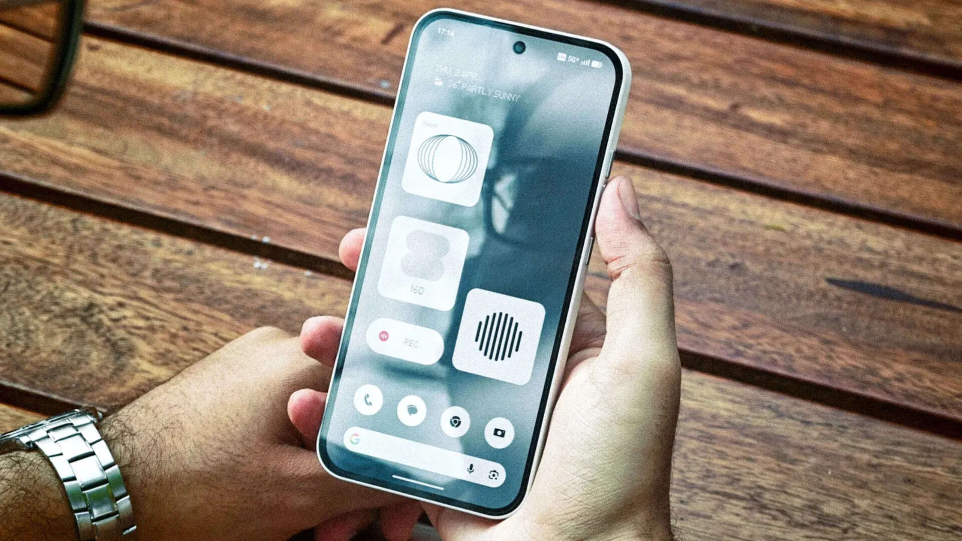 4,500 nits peak. Outdoor mode that actually works outdoors.