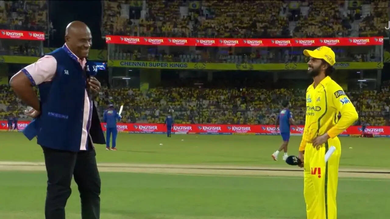 Chennai crowd forces Bishop to say 'sorry' during toss - Watch