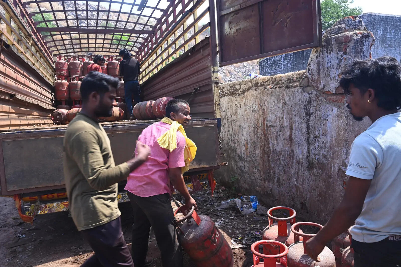 Delhi Rolls Out Multi-Level Strategy with Centre to Ease LPG