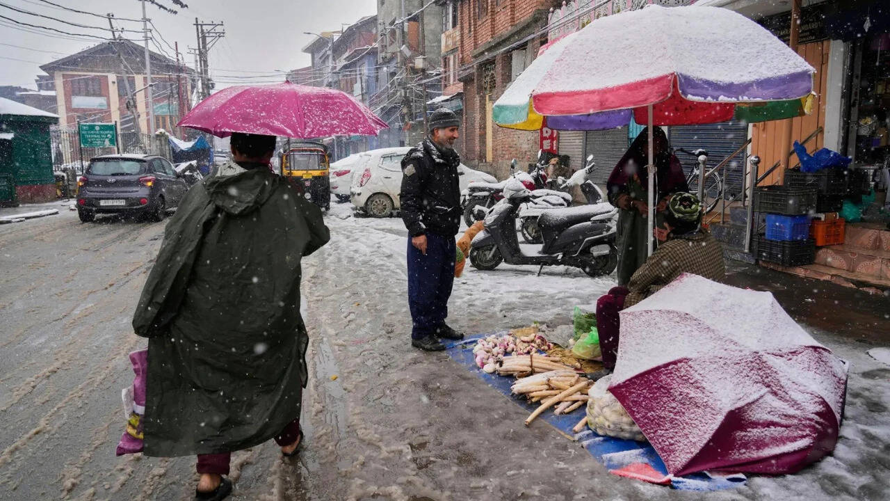 MeT forecasts heavy rains in Kashmir plains, snowfall in higher reaches