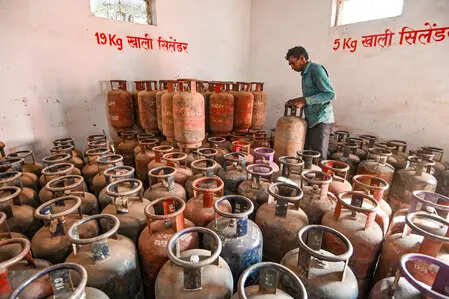 IOCL flags manual deliveries; suspends 5 LPG distributors