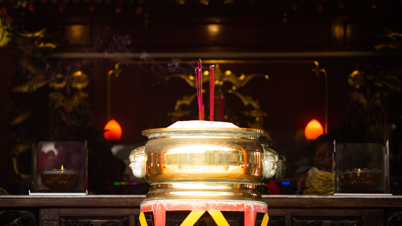 Too expensive to have a respectful funeral What is China's burial crisis that is forcing people to store ashes in 'new' apartments (1)