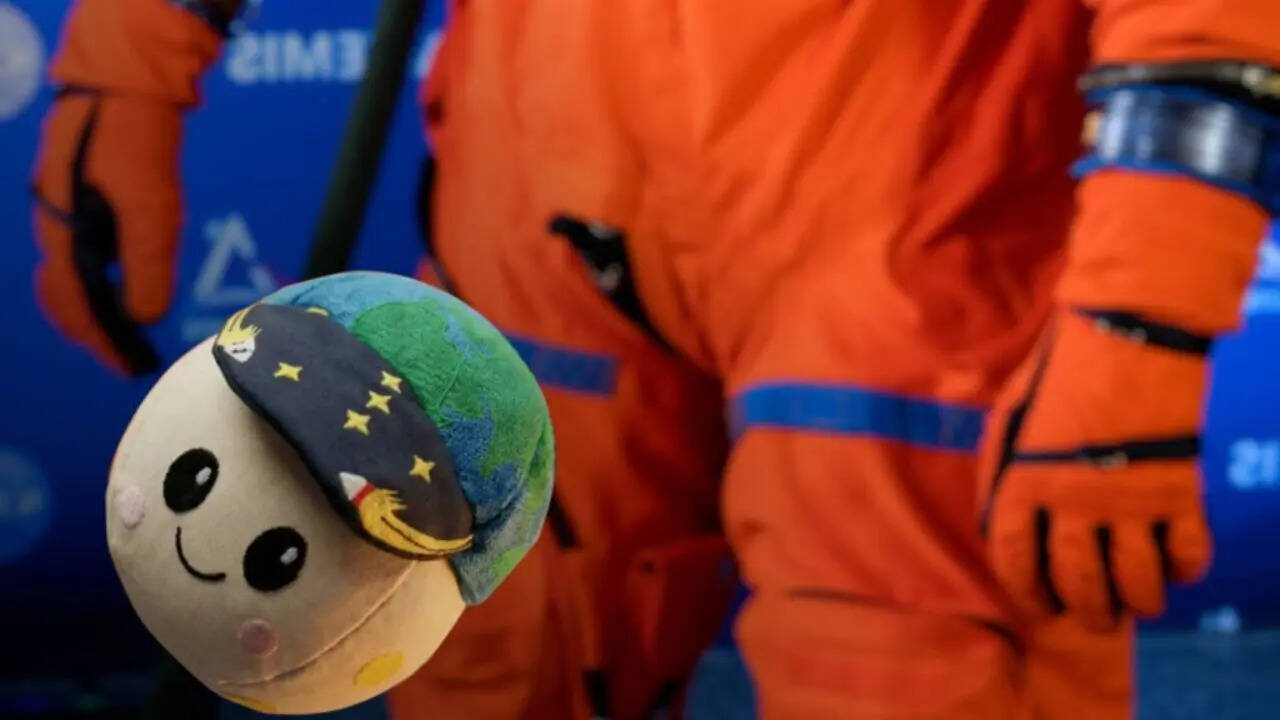 Rise: Artemis II Mascot