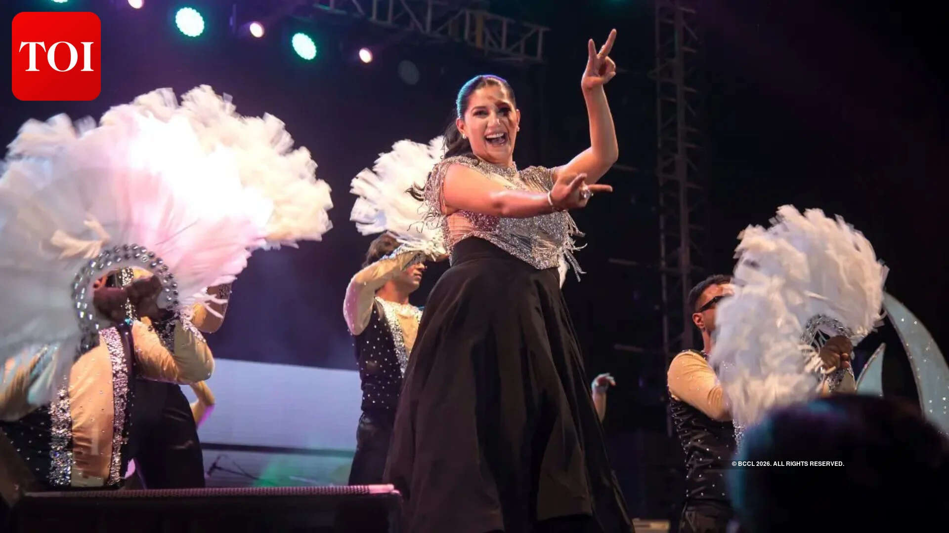 The audience erupted into cheers as Haryana’s favourite desi queen, Sapna Choudhary, took the stage, belting out fan favourites like Hatt Jaa Tau, Haryana Mein Rola and Chad Gayi Chad Gayi