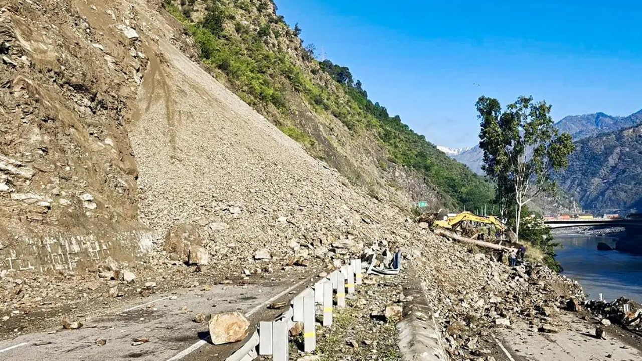 Landslides block Jammu-Srinagar National Highway in Ramban