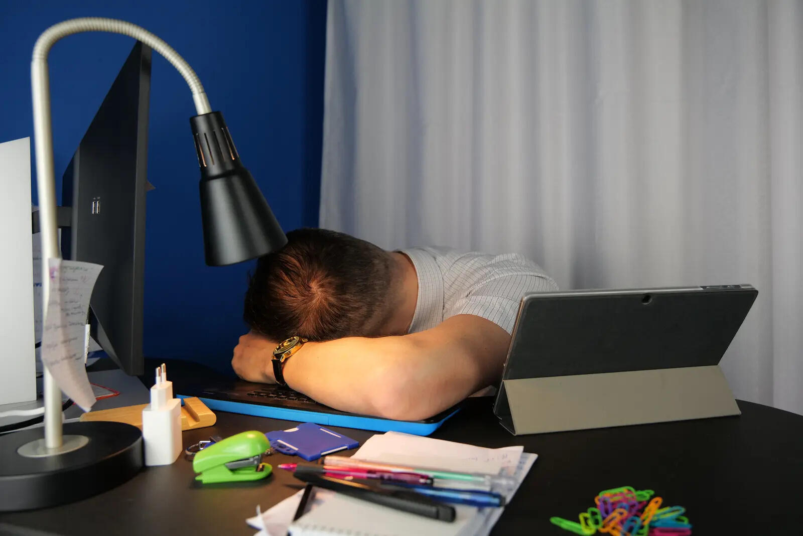 Art therapist explains how standard office colours like cool blues and stark whites may be contributing to afternoon energy crashes.