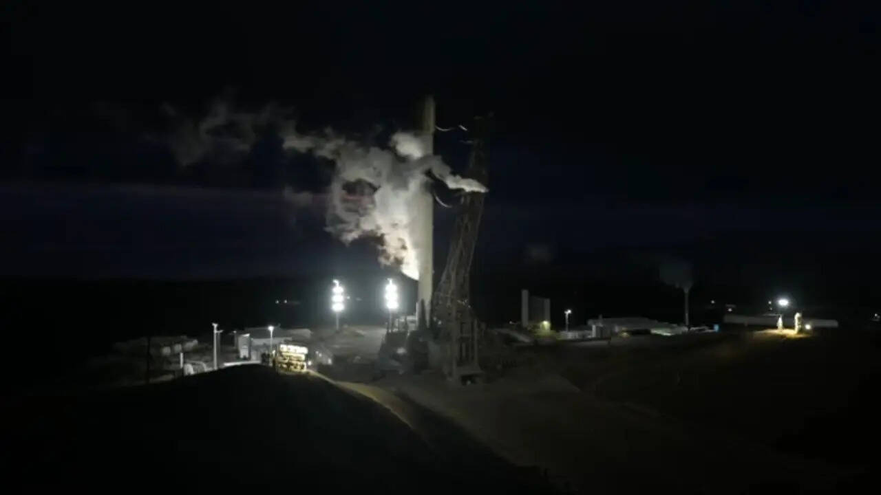 SpaceX launches Falcon 9 visible across San Diego skies deploying 25 Starlink satellites to orbit