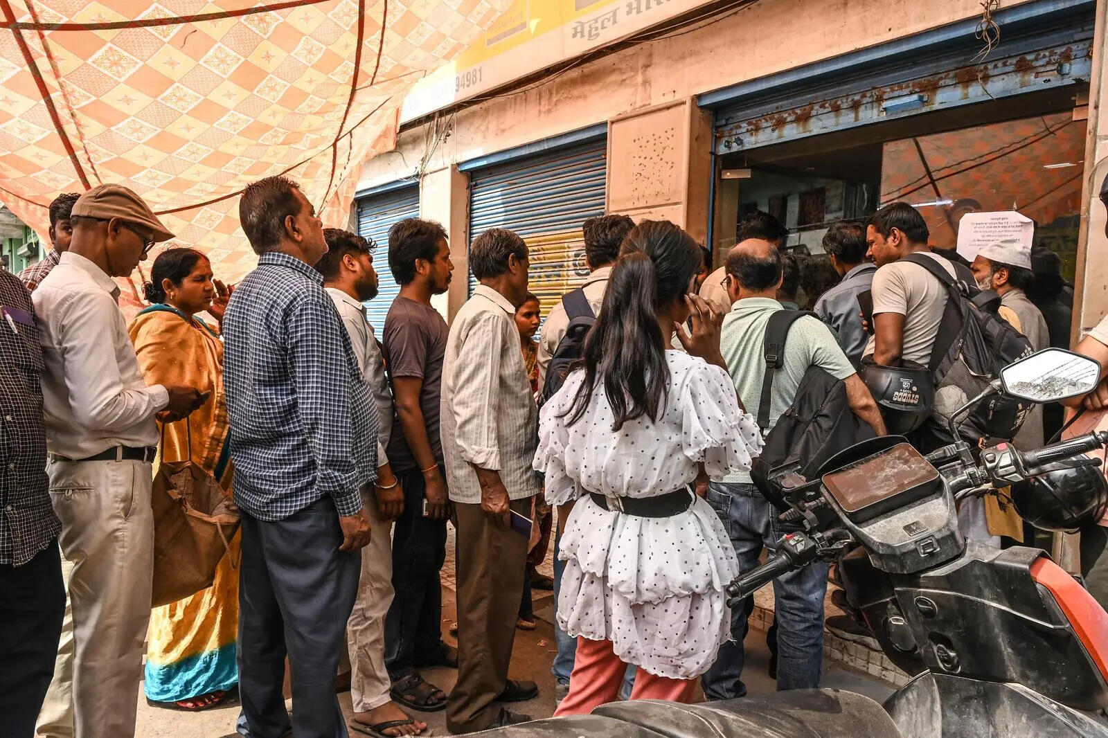 A queue outside a gas agency in Noida Sector 5