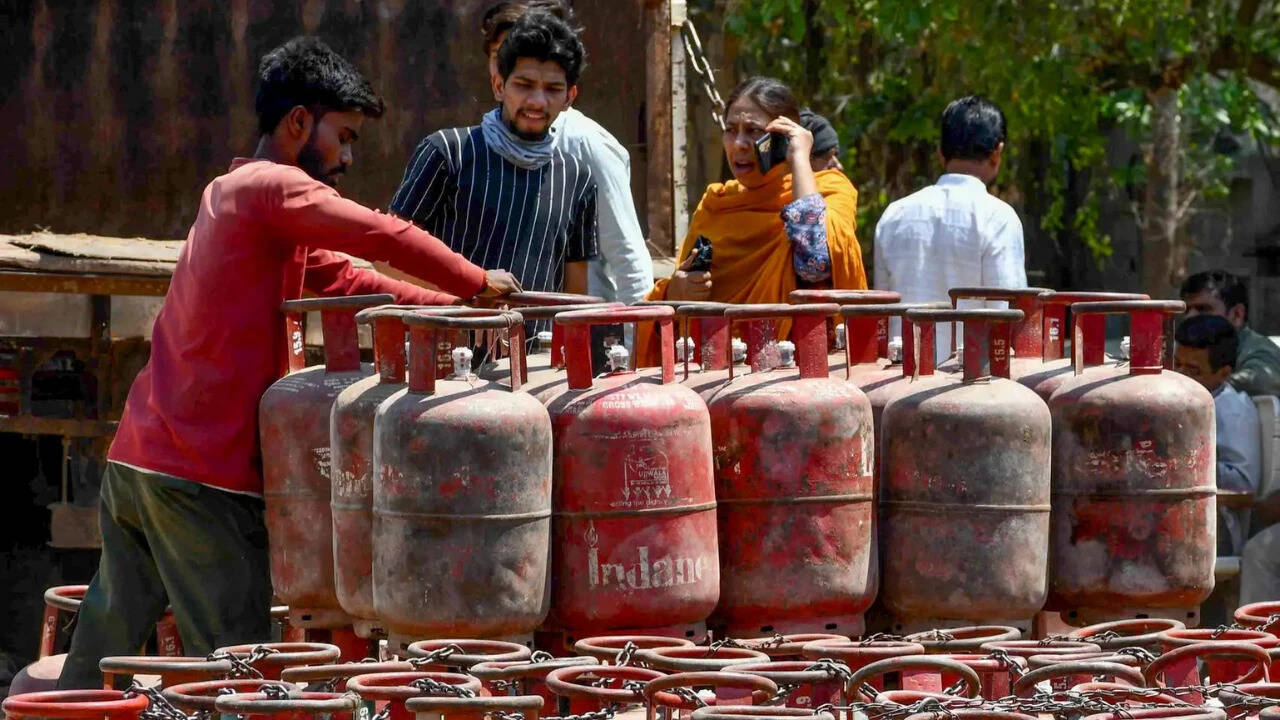 Centre asks states to double daily supply of 5-kg LPG cylinders for migrant workers