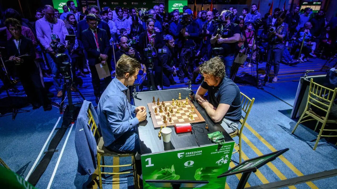 Magnus Carlsen and Hans Niemann (Photo by Michal Walusza)