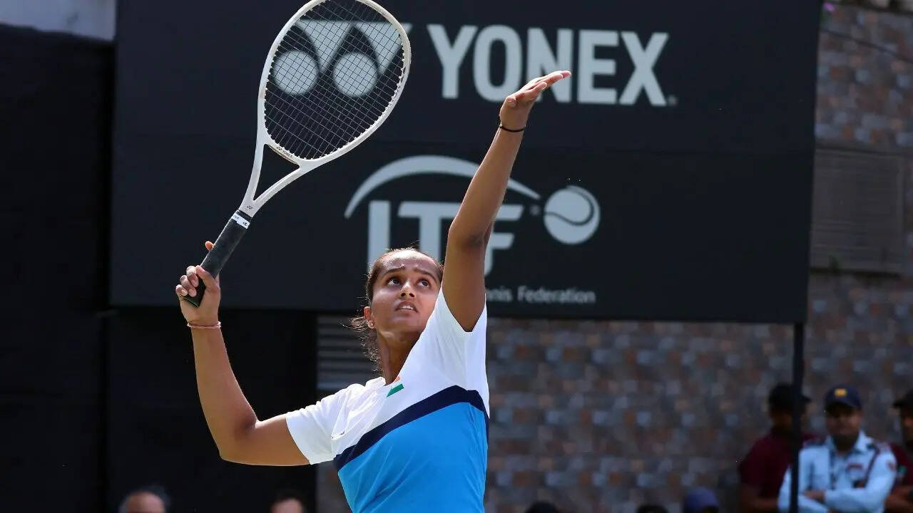 Vaishnavi adkar doing serve (Photo by DLTA)