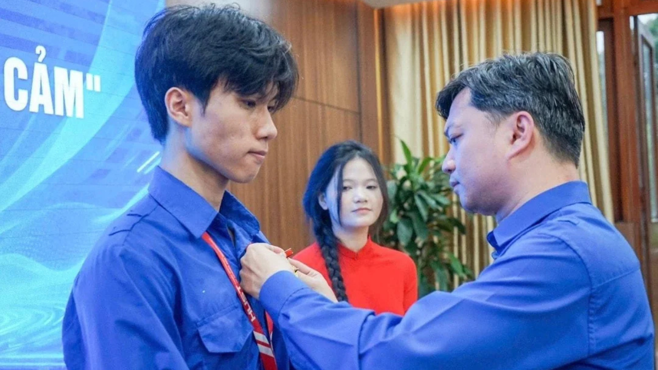 The real hero: 20-year-old man saves 7 lives after climbing into a burning building in Vietnam