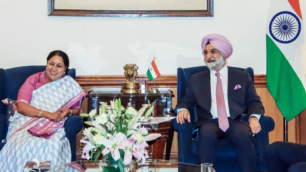 CM Gupta, LG Sandhu attend GGSIPU convocation; 26,649 degrees conferred