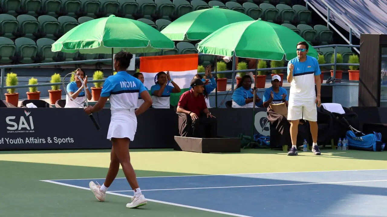 Vaishnavi Adkar cheered by coach (Photo by DLTA)