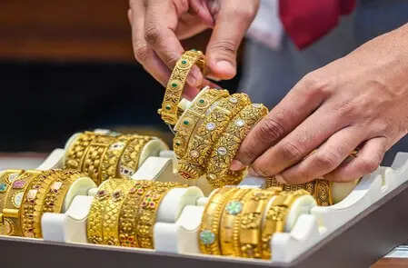 Masked criminals loot jewellery worth Rs 9.5 lakh from gold trader in Dumka