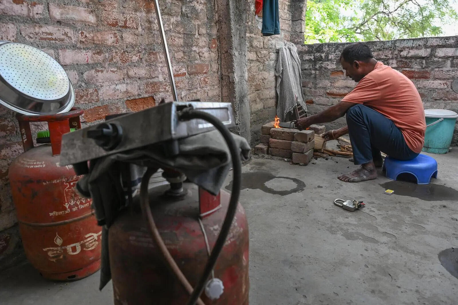 - 06-04-2026: People switch to cooking over woodfire stove due to LPG prices and erratic supply at Narela in Delhi on Monday. _________ JATIN KUMAR