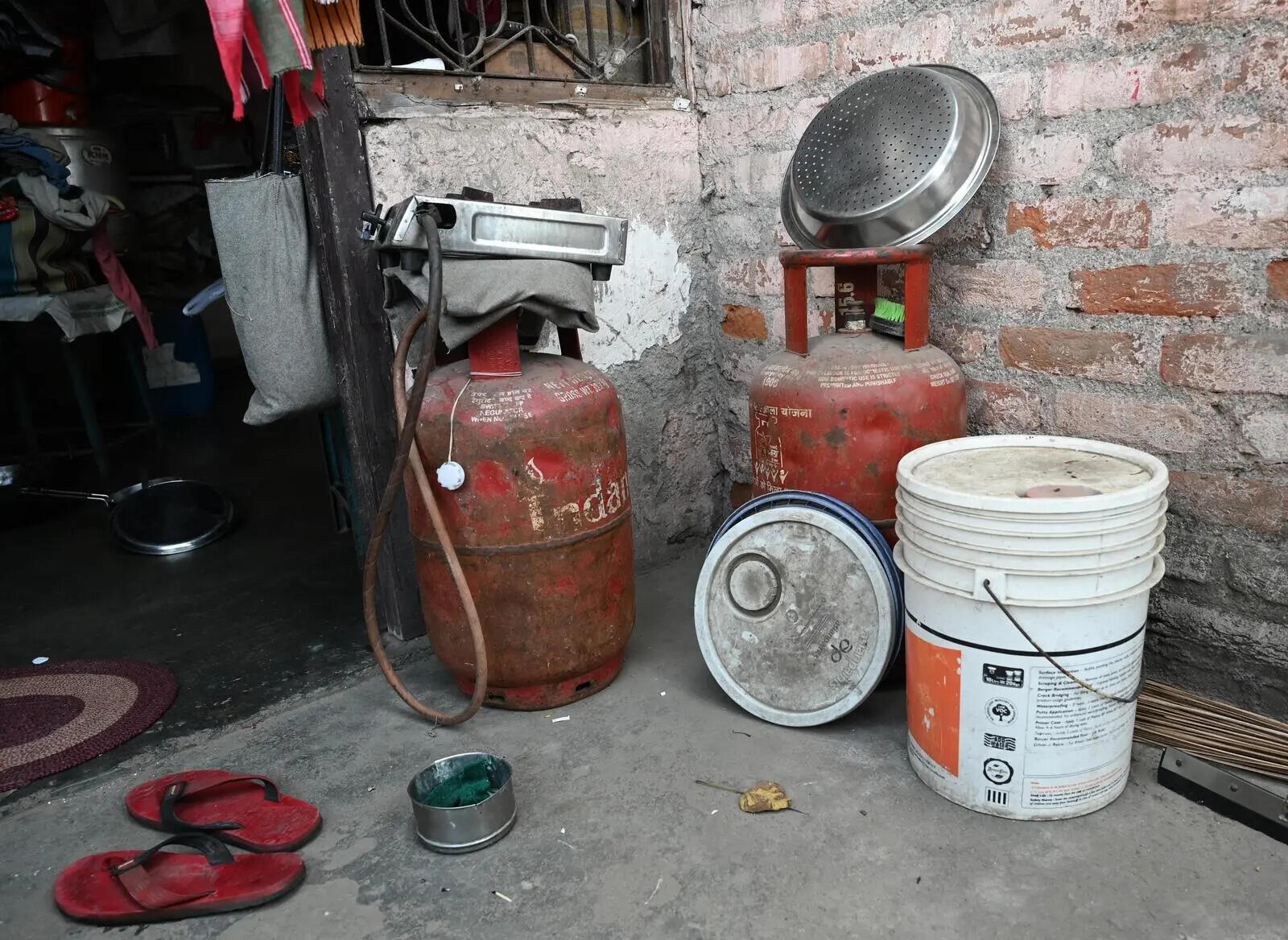- 06-04-2026: People switch to cooking over woodfire stove due to LPG prices and erratic supply at Narela in Delhi on Monday. _________ JATIN KUMAR