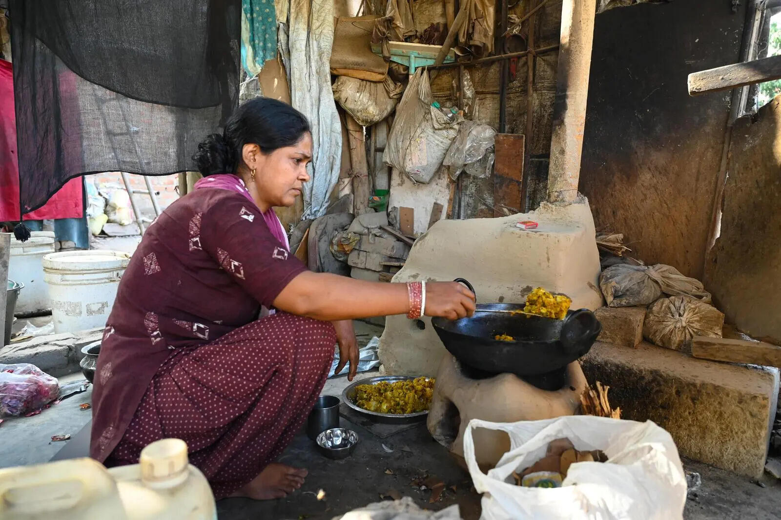 - 06-04-2026: People switch to cooking over woodfire stove due to LPG prices and erratic supply at Bawana in Delhi on Monday. _________ JATIN KUMAR