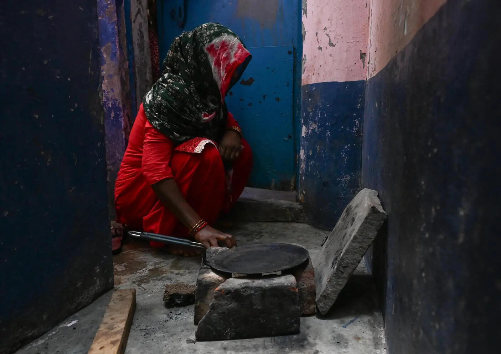 - 06-04-2026: People switch to cooking over woodfire stove due to LPG prices and erratic supply at Narela in Delhi on Monday. _________ JATIN KUMAR