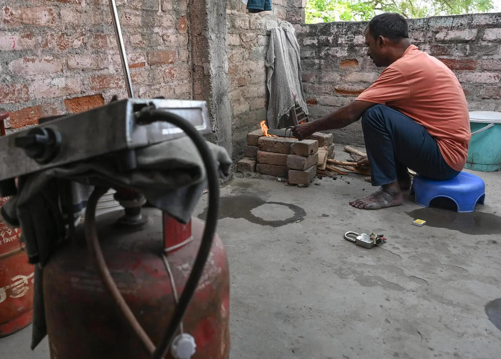 - 06-04-2026: People switch to cooking over woodfire stove due to LPG prices and erratic supply at Narela in Delhi on Monday. _________ JATIN KUMAR