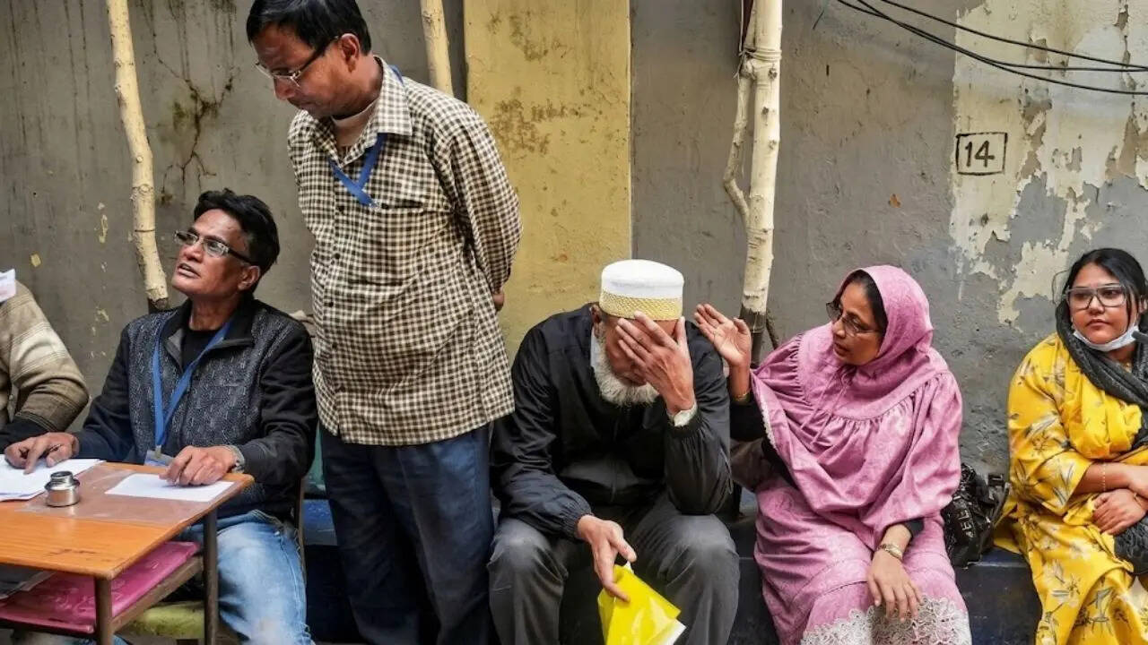 ‘Yes SIR’, ‘No SIR’: How voter roll revision is driving Bengal’s poll