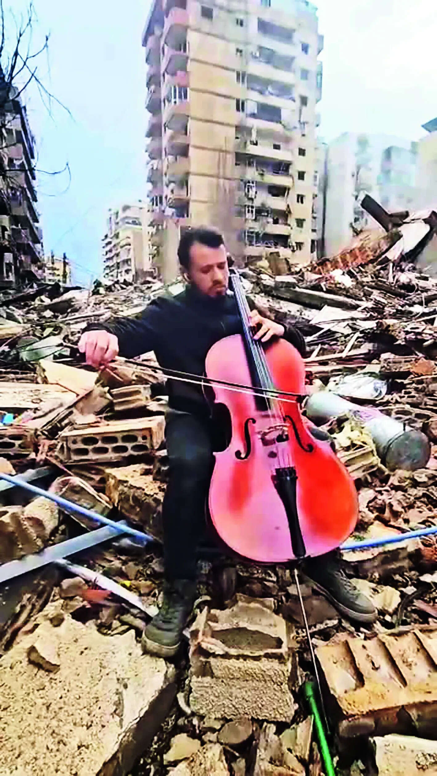 P4_SS_Lebanese cellist Mahdi Sahely was seen sitting atop the debris of a destroyed building in Beirut